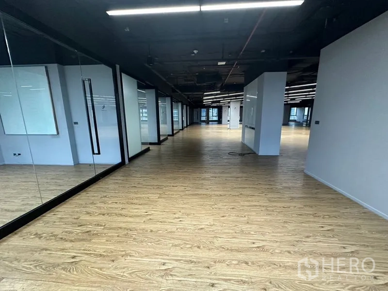 办公空间 出租在Bang Rak, Bangkok - 宽阔走道，玻璃隔间与木地板