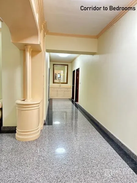 公寓 出租在Watthana, Bangkok - 长走廊，抛光花岗岩地面与装饰立柱，通往卧室