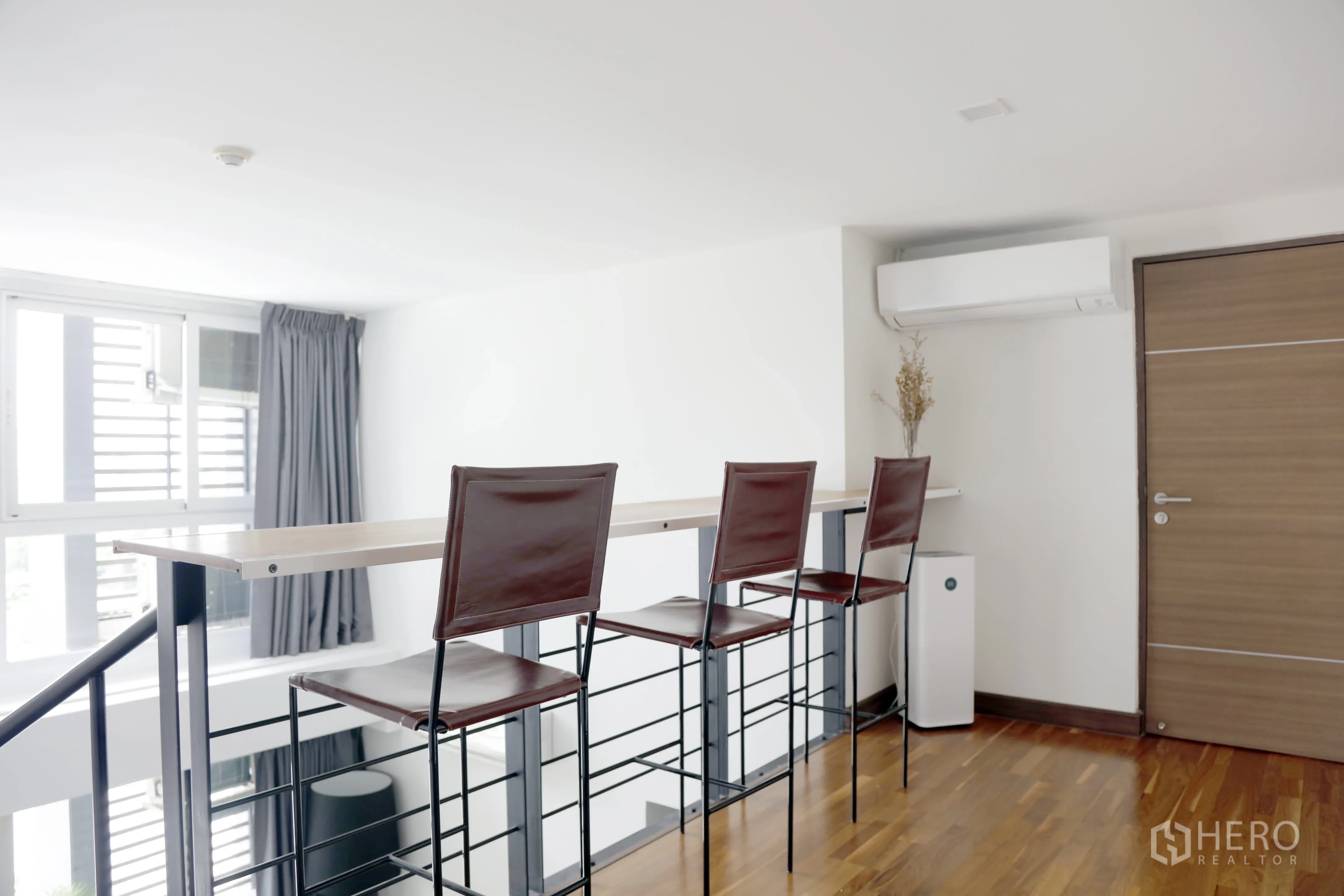คอนโด for rent in Watthana, Bangkok - ชั้นลอยมีเคาน์เตอร์ยาวกับเก้าอี้บาร์สามตัว พื้นไม้