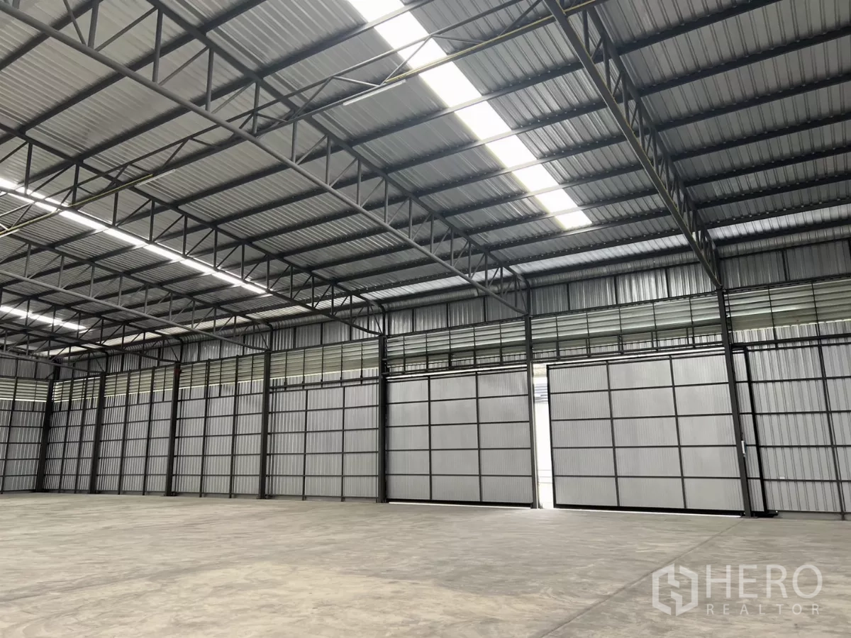 货栈 出租在Lat Lum Kaeo, Pathum Thani - 仓库内多樘推拉装卸门与钢结构屋顶，采光良好