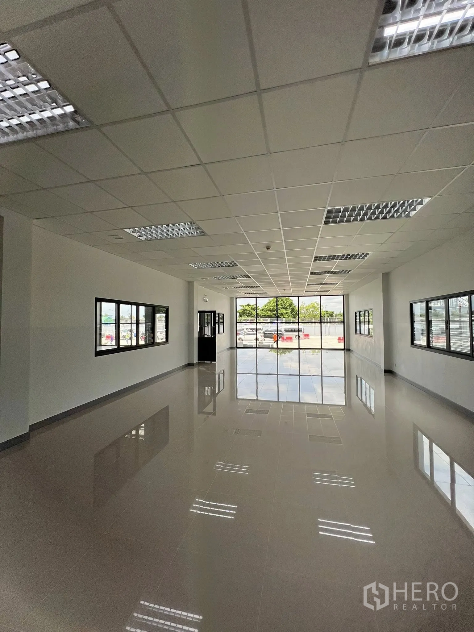 โกดัง for rent in Phra Pradaeng, Samut Prakan - สำนักงานชั้นบนสว่างโปร่งพร้อมหน้าต่างบานใหญ่