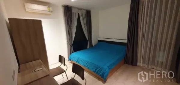 独立式住宅 出租在Prawet, Bangkok - 卧室配双人床、书桌与转角落地窗