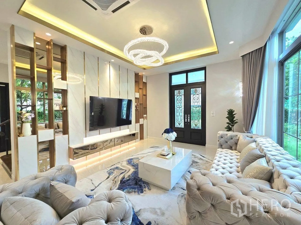 บ้านเดี่ยว for rent or sale in Bang Phli, Samut Prakan - ผนังทีวีลายหินอ่อนในห้องนั่งเล่น พร้อมหน้าต่างบานใหญ่ ประตูทางเข้า และโซฟาหรู