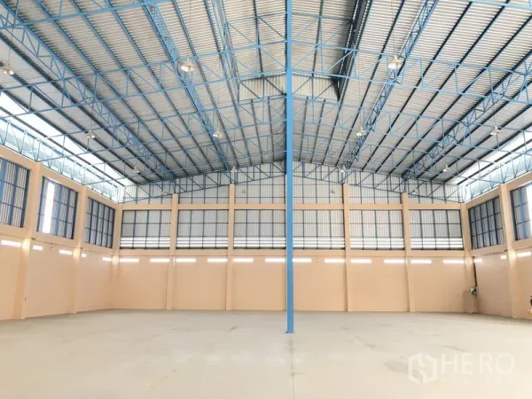 คลังสินค้า ให้เช่าในLat Lum Kaeo, Pathum Thani - ภายในโกดังโล่ง เพดานสูง 11–16 เมตร โครงหลังคาเหล็กสีน้ำเงิน.