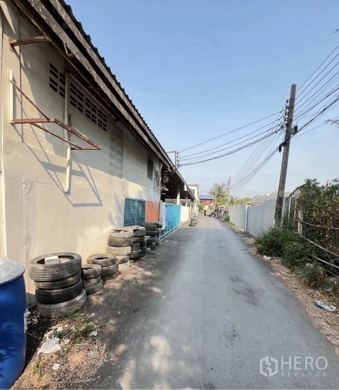 โกดัง for rent in Chatuchak, Bangkok - มุมมองภายในกว้างของโกดัง แสดงพื้นคอนกรีตยาวและคานหลังคา