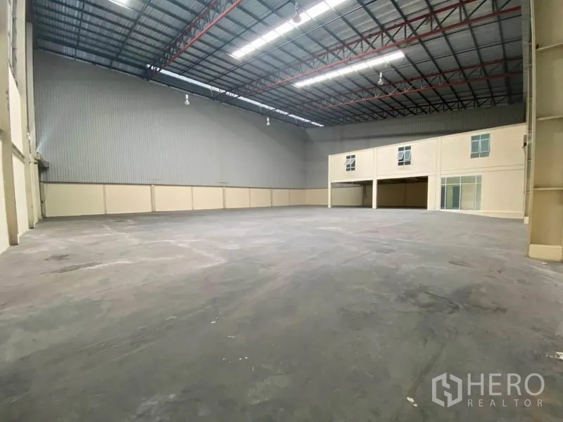 Factory for rent in Bang Phli, Samut Prakan - Expansive production area with high ceiling lighting and ventilation panels.