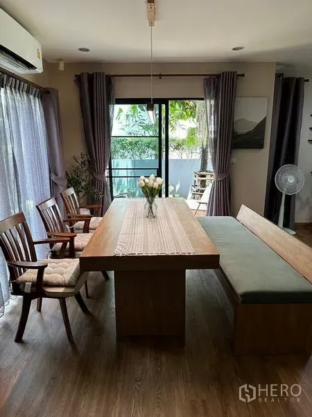 บ้าน ให้เช่าในPrawet, Bangkok - พื้นที่รับประทานอาหารสว่าง โต๊ะไม้ ม้านั่ง และประตูบานเลื่อนมองเห็นสวน