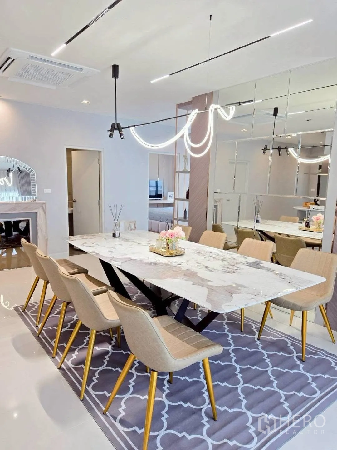 Detached House for rent in Bang Phli, Samut Prakan - Alternate view of the dining area with mirrored wall and modern light fixtures.