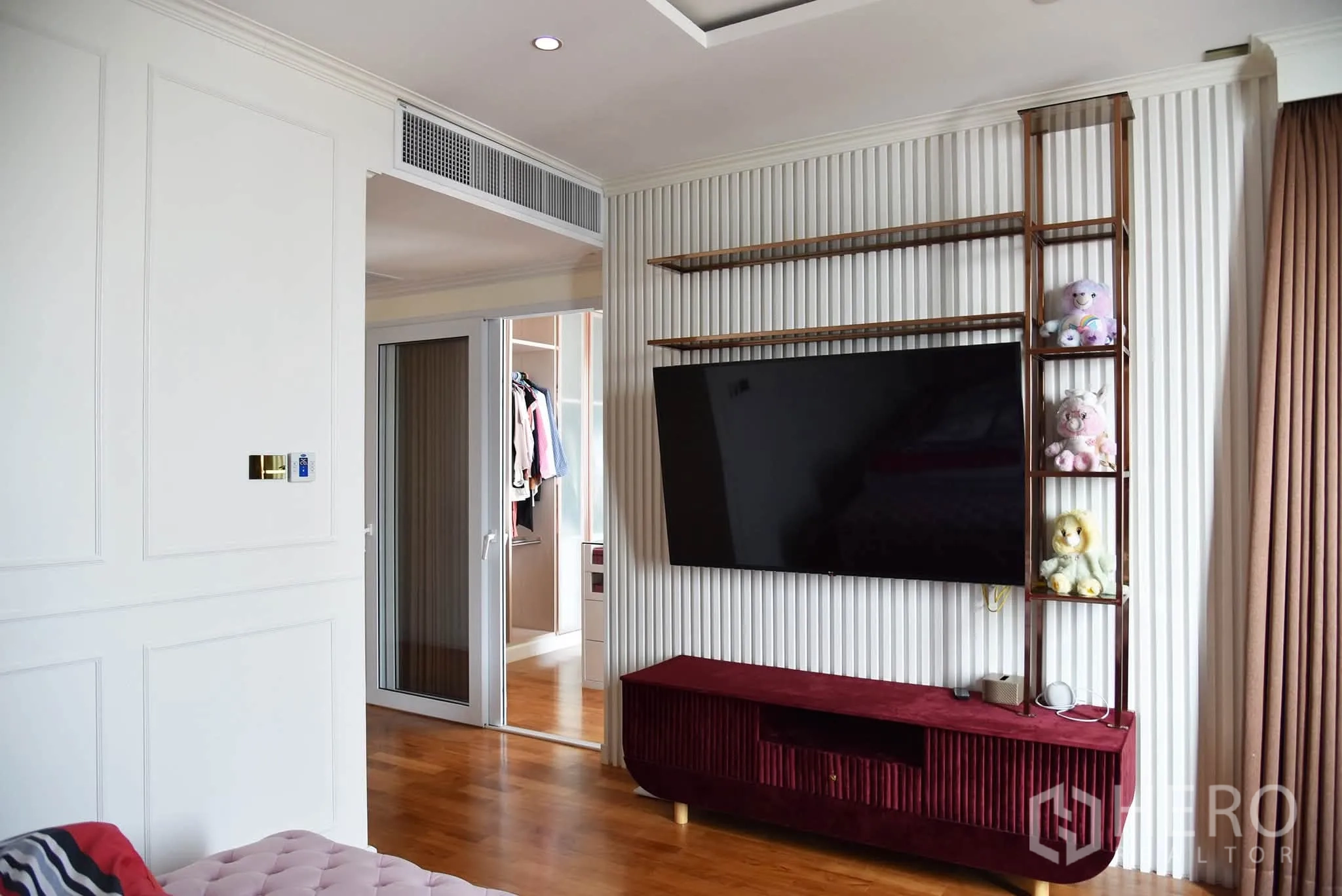 คอนโด for sale in Khlong San, Bangkok - มุมห้องนอนติดทีวีผนัง มีชั้นวางของ และประตูเข้าสู่วอล์กอินโคลเซ็ต