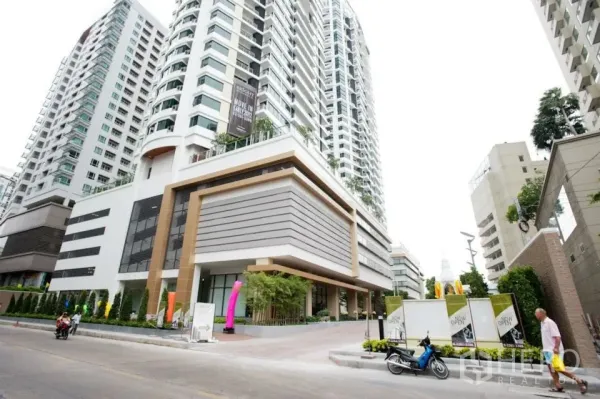 Condominium for rent in Khlong Toei, Bangkok - Modern high-rise condominium exterior and main entrance in central Sukhumvit.