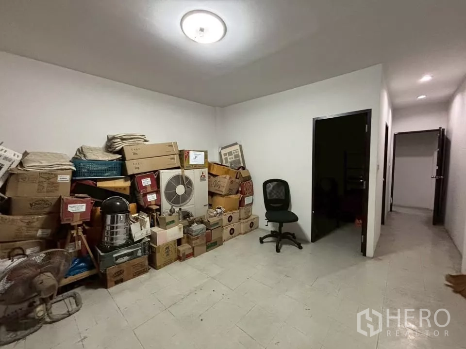 店屋 出租在Watthana, Bangkok - 楼上储物间，堆放纸箱与办公椅。