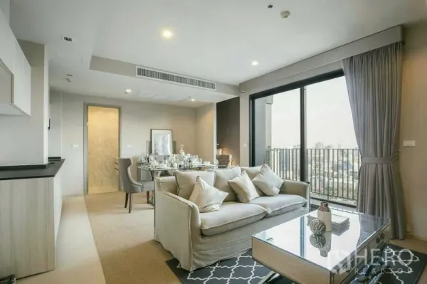 คอนโด ให้เช่าหรือขายในWatthana, Bangkok - ห้องนั่งเล่นสไตล์โมเดิร์นเปิดออกสู่ระเบียงวิวสกายไลน์ เชื่อมต่อพื้นที่ทานอาหารและครัว