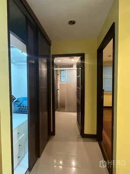 公寓 出售在Watthana, Bangkok - 走廊带内置衣柜，通向卫生间与卧室。