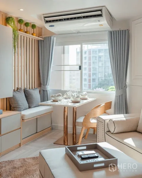 公寓 出售在Yan Nawa, Bangkok - 温馨餐角，内置卡座、空调与城市景观窗户。