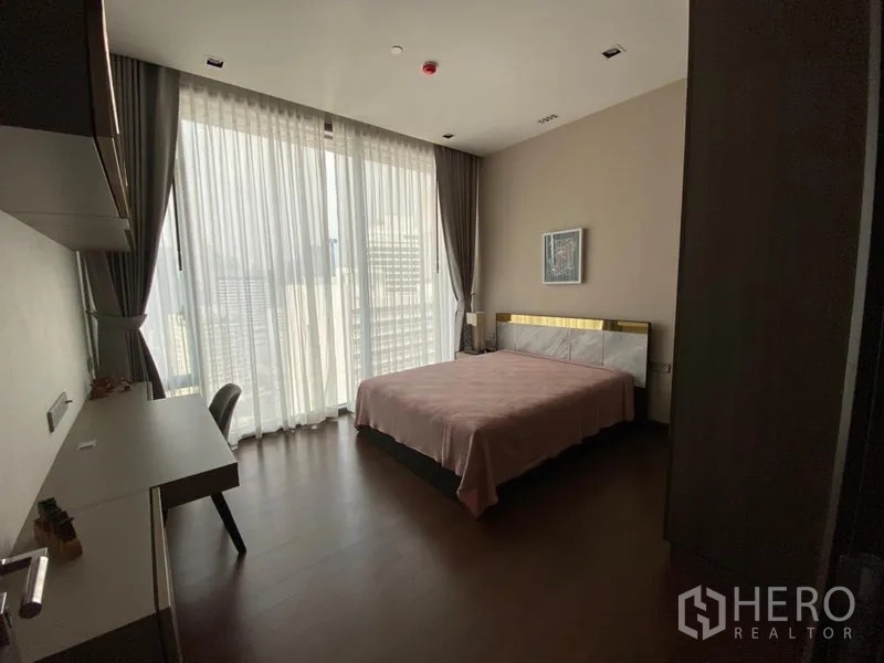 Condominium for rent in Khlong Toei, Bangkok - Bright master bedroom with floor-to-ceiling windows, desk and city views in a luxury Sukhumvit condo near BTS Nana.