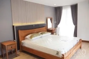 คอนโด ให้เช่าในPathum Wan, Bangkok - ห้องนอนพร้อมเตียงไม้ โต๊ะเครื่องแป้ง และหน้าต่างพร้อมผ้าม่านทึบ
