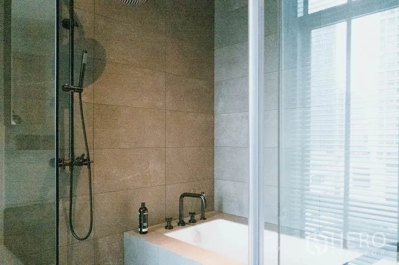 คอนโด ให้เช่าในWatthana, Bangkok - ห้องน้ำปูกระเบื้องพร้อมอ่างอาบน้ำ ฉากกั้นกระจก และฝักบัวเรนชาวเวอร์