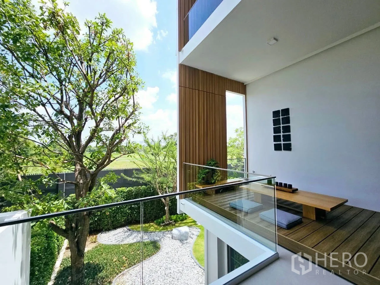 Detached House for rent in Saphan Sung, Bangkok - Balcony overlooking a landscaped garden courtyard with glass railing.