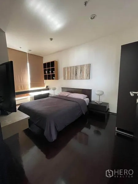 公寓 出租或出售在Watthana, Bangkok - 主卧另一角度，床头柜、内置收纳与遮光窗帘