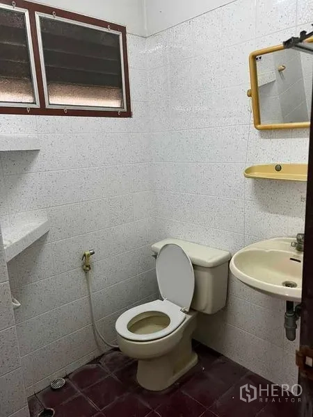 工厂 出租在Bang Na, Bangkok - 基础卫生间，配坐便器、洗手盆、镜子和百叶窗。