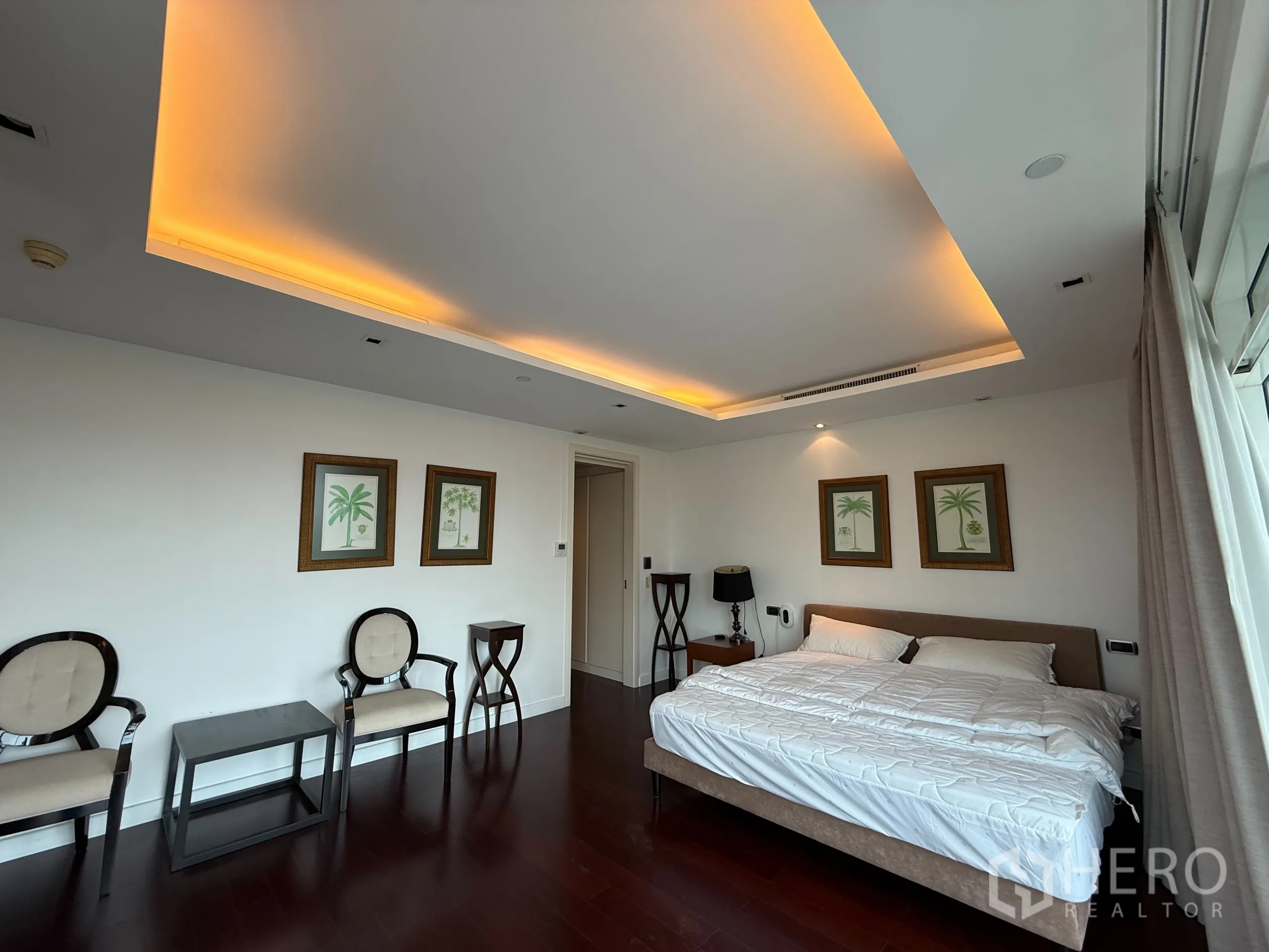 公寓 出租在Phaya Thai, Bangkok - 宽阔卧室另一角度，灯带天花与装饰画。