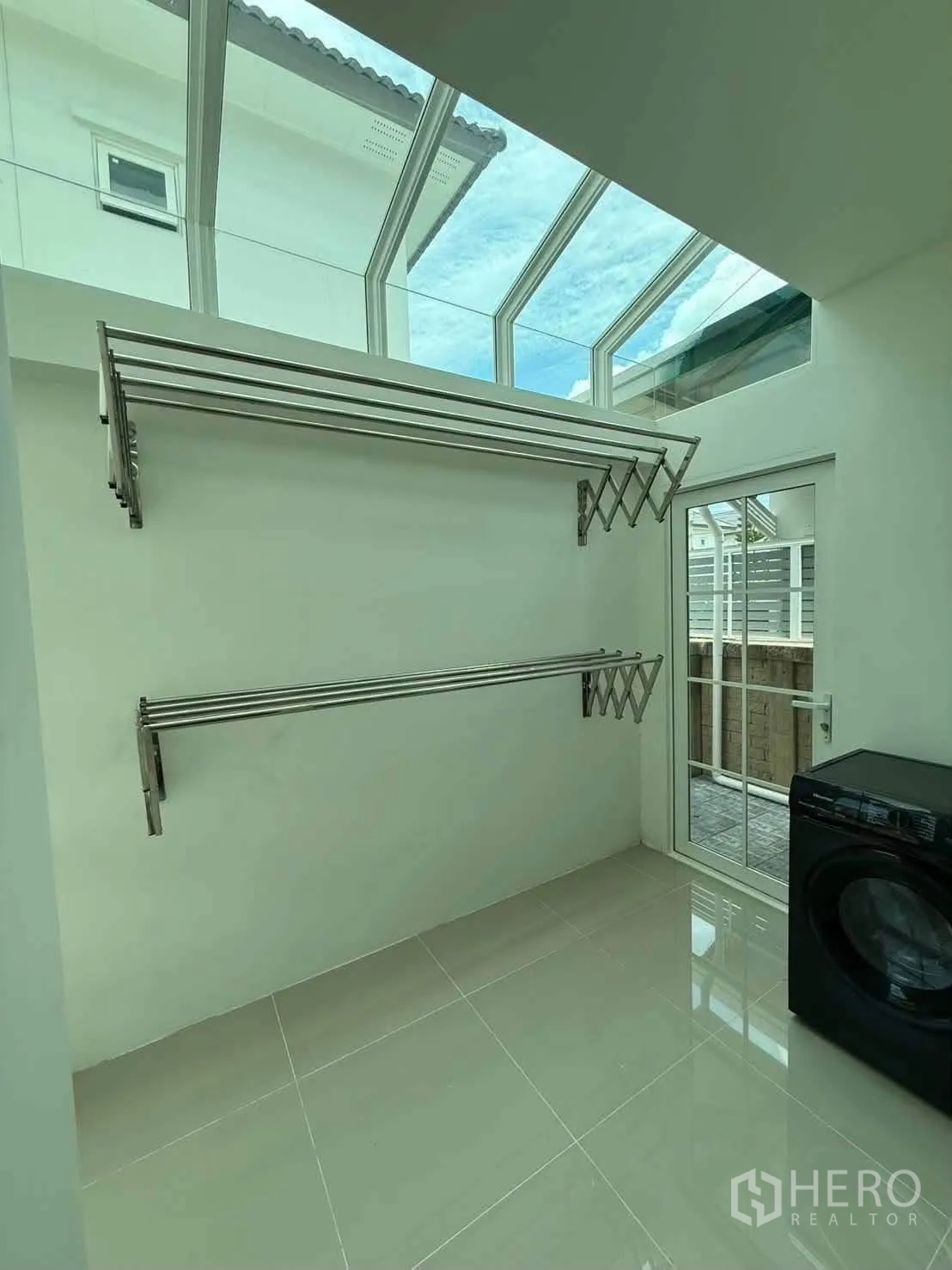 บ้านเดี่ยว for rent in Bang Phli, Samut Prakan - ห้องซักรีดหลังคากระจก มีราวตากผ้าและเครื่องซักผ้า.