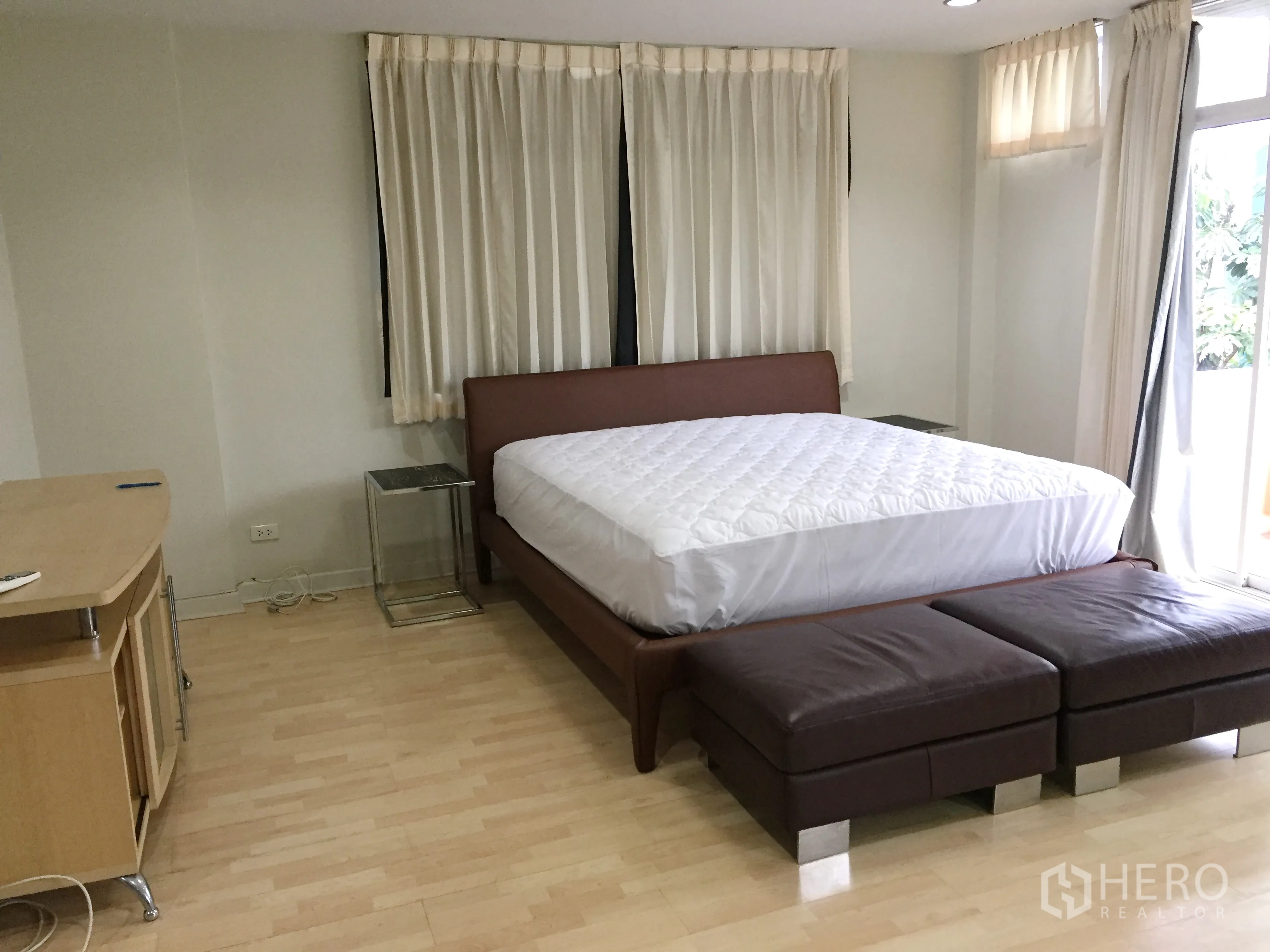 บ้าน ให้เช่าในWatthana, Bangkok - ห้องนอนใหญ่กว้างโปร่ง เตียงขนาดใหญ่ กระจกสูงเต็มบาน และทางออกสู่ระเบียง
