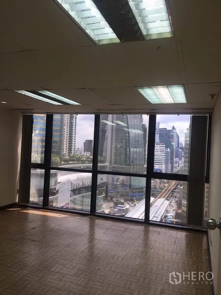 สำนักงาน ให้เช่าในWatthana, Bangkok - ออฟฟิศแบบเปิดโล่ง หน้าต่างสูงจากพื้นจรดเพดาน มองเห็นแนวรถไฟฟ้าและตึกสูง