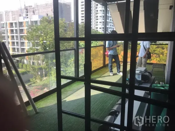 พื้นที่ขายปลีก ให้เช่าในWatthana, Bangkok - ระเบียงวิวเมืองและราวกันตกกระจก พร้อมหญ้าเทียมนอกพื้นที่ค้าปลีก