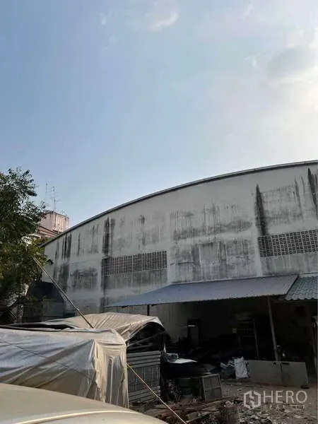 คลังสินค้า ขายในBang Bua Thong, Nonthaburi - ผนังด้านหลังโกดังมีช่องลมก่ออิฐและกันสาดบริการข้างพื้นที่เก็บของ.
