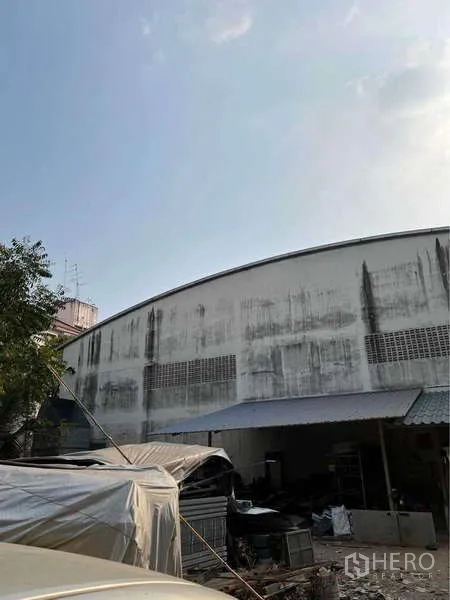 คลังสินค้า ขายในBang Bua Thong, Nonthaburi - ผนังด้านหลังโกดังมีช่องลมก่ออิฐและกันสาดบริการข้างพื้นที่เก็บของ.