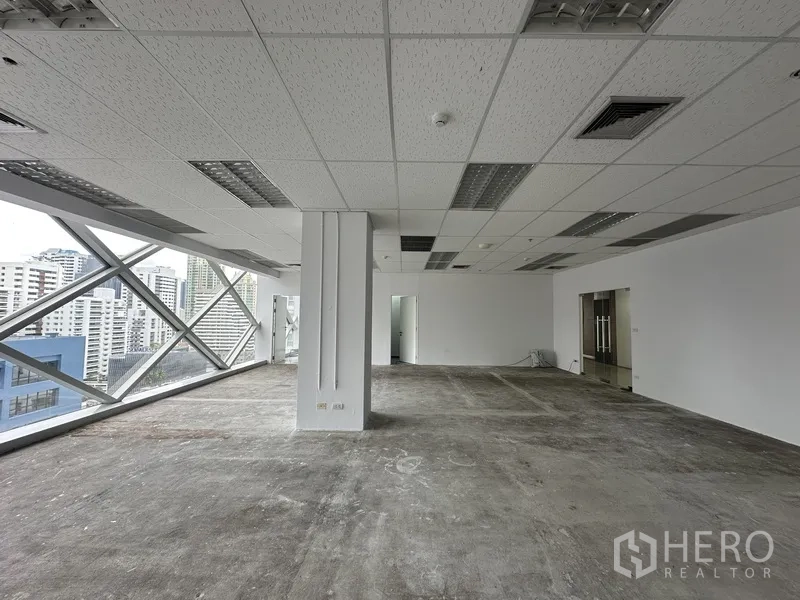 ออฟฟิศ for rent in Watthana, Bangkok - พื้นที่ทำงานริมหน้าต่างมีเสากลางและฉากหลังเป็นวิวเมือง