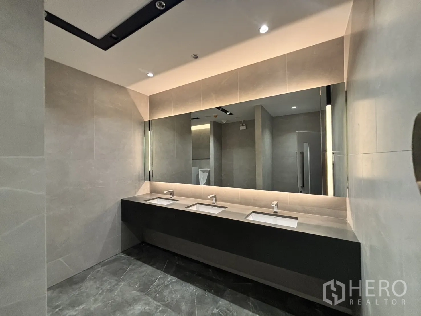 สำนักงาน ให้เช่าในHuai Khwang, Bangkok - ห้องน้ำสำนักงานสมัยใหม่ เคาน์เตอร์ยาว อ่างล้างมือสามจุด และกระจกไฟซ่อน