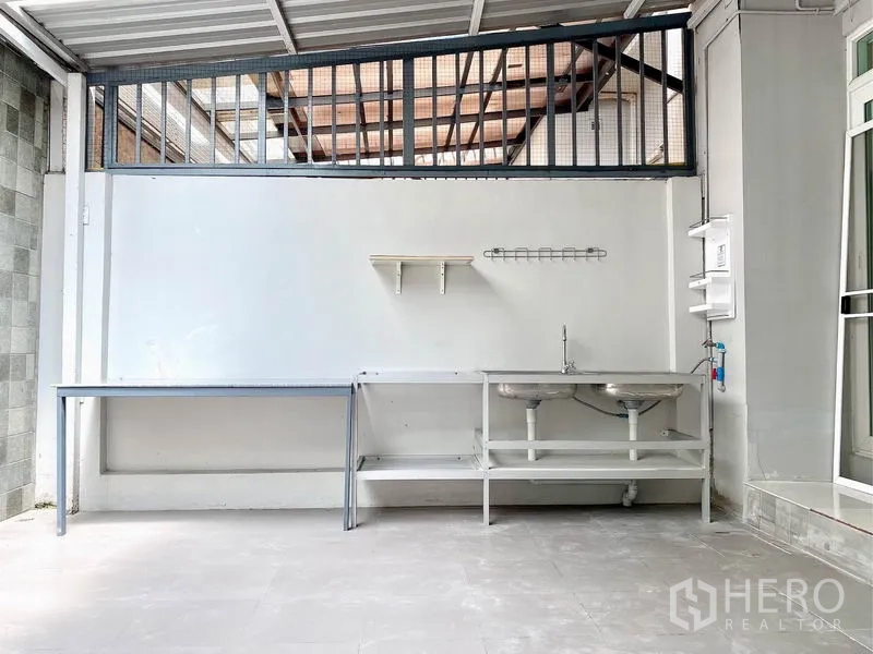 联排别墅 出租在Prawet, Bangkok - 后方有顶实用区，含操作台、双水槽与置物架