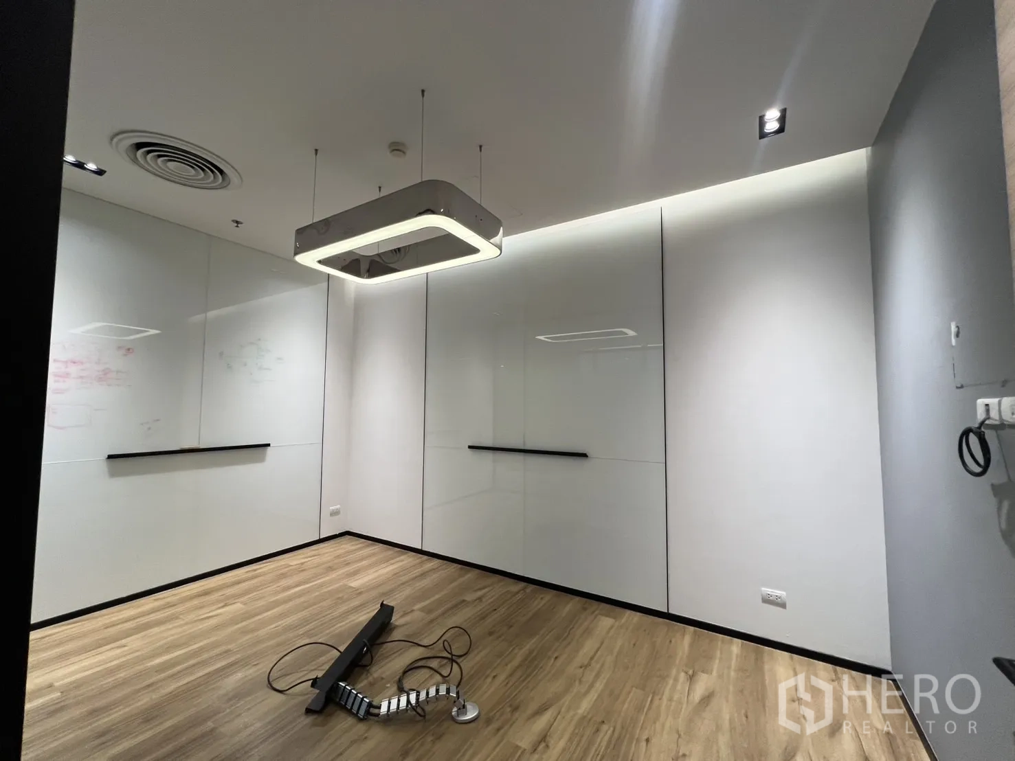 สำนักงาน ให้เช่าในHuai Khwang, Bangkok - ห้องประชุมผนังกระจกเขียนได้ โคมไฟแขวน และพื้นลายไม้