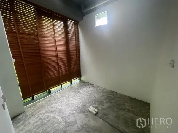 Office Space for rent in Khlong Toei, Bangkok - Compact private office with wooden blinds, high window and polished concrete floor in Khlong Toei, Bangkok.