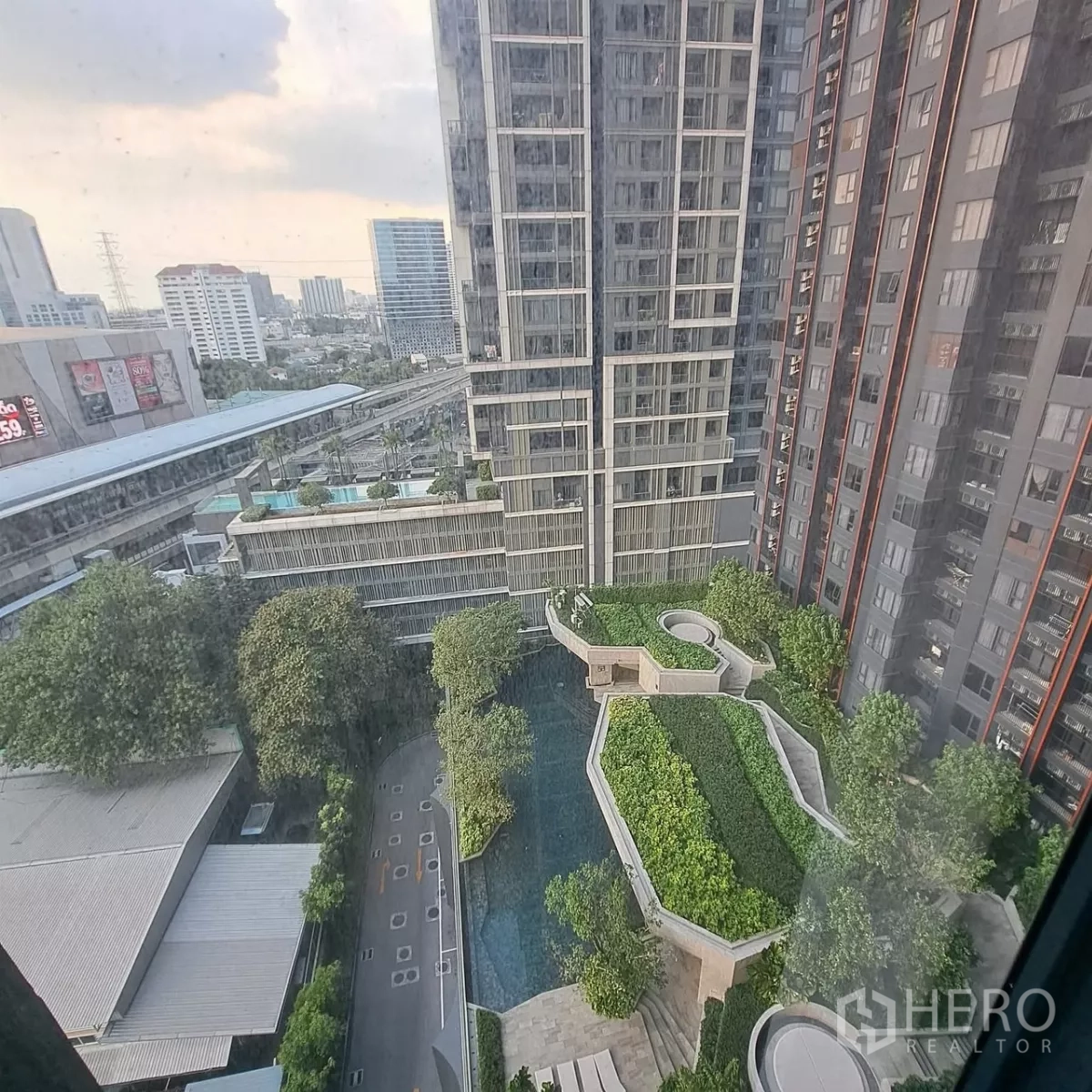 公寓 出租在Chatuchak, Bangkok - 公寓楼间的空中花园与游泳池景观。