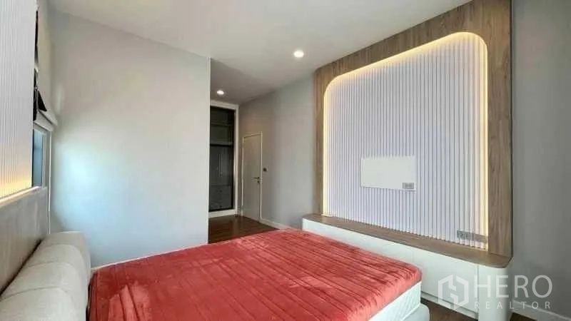 独栋房屋 for rent or sale in Bang Phli, Samut Prakan - 卧室另一角度，展示发光装饰墙与收纳