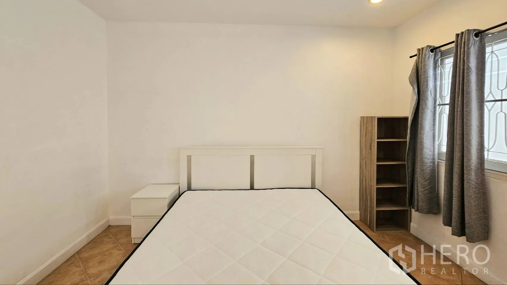 独栋房屋 for rent in Saphan Sung, Bangkok - 卧室一角，床头板、床头柜与开放式层架靠窗。