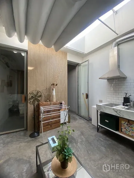 店屋 出租或出售在Khlong Toei, Bangkok - 中庭采光井区域，水泥地与小厨房，通向玻璃门。
