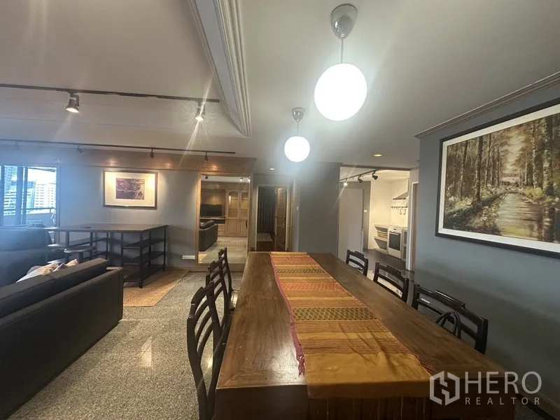 公寓 出售在Watthana, Bangkok - 餐区面向客厅，吊灯与厨房门口