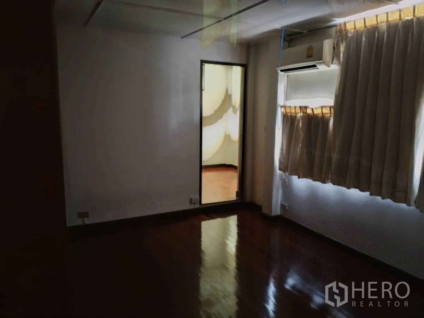 独栋房屋 for sale in Watthana, Bangkok - 房间带窗与窗帘，通向相邻空间。