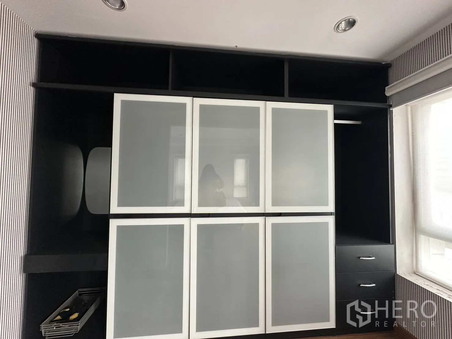 โฮมออฟฟิศ for rent in Watthana, Bangkok - ตู้บิลท์อินบานกระจกฝ้า พร้อมช่องเก็บของและลิ้นชัก