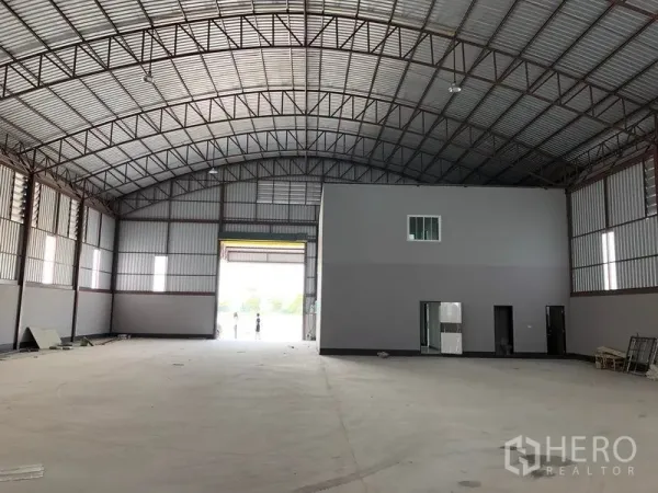 โรงงาน ให้เช่าหรือขายในBang Len, Nakhon Pathom - มุมมองภายในโกดังไปยังประตูโหลดสินค้า พร้อมบล็อกออฟฟิศภายใน
