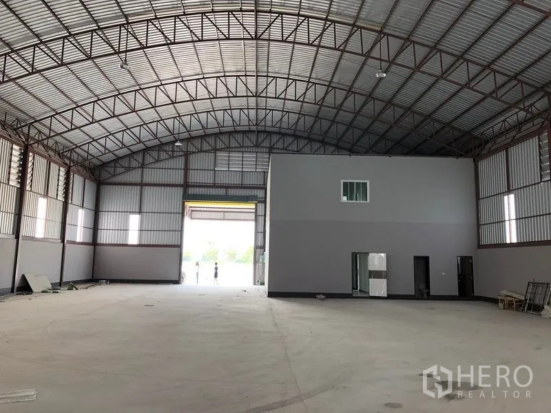 โรงงาน ให้เช่าหรือขายในBang Len, Nakhon Pathom - มุมมองภายในโกดังไปยังประตูโหลดสินค้า พร้อมบล็อกออฟฟิศภายใน