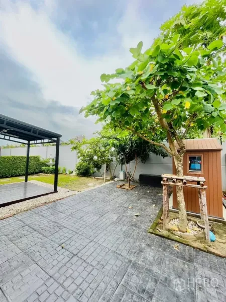 独立式住宅 出租在Prawet, Bangkok - 铺装庭院，成树、储物小屋与金属凉亭