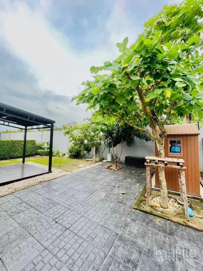 独立式住宅 出租在Prawet, Bangkok - 铺装庭院，成树、储物小屋与金属凉亭