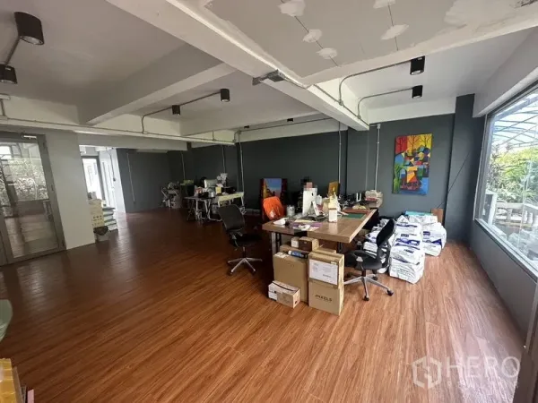 带办公室的家 出租在Sathon, Bangkok - 开放式办公区，木地板与外露梁，超大窗户采光充足。