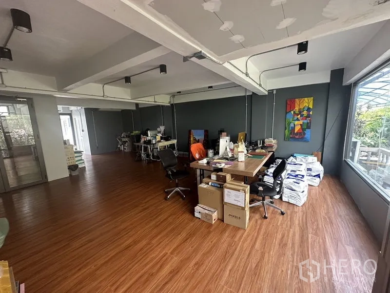 带办公室的家 出租在Sathon, Bangkok - 开放式办公区，木地板与外露梁，超大窗户采光充足。