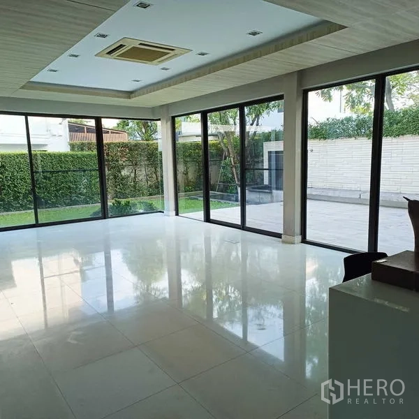独立式住宅 出租或出售在Mueang Nonthaburi, Nonthaburi - 采光充足的开放空间，吊顶嵌入空调与环绕玻璃墙。